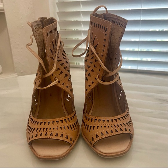 Jeffrey Campbell Size 8 Rodillo Cutout Hi Wedge Peep Sandals in Nude - Picture 5 of 8